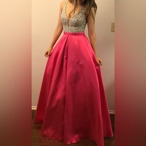 Stunning dress. Eye catching color. Best option for wedding, engagement or prom.